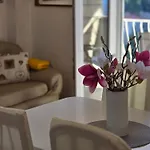Indy\'S Sunny Apartment